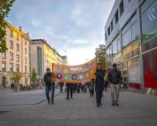 Kuvassa USKOT-banderolli ja rauhankävelyn osallistujia Turussa.